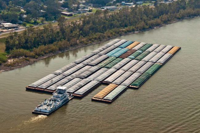 Mississippi_River_barge_New_Orleans