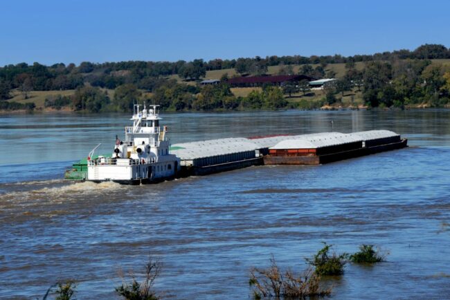 MIssissippi River barge_©BONITA - STOCK.ADOBE.COM_e.jpg