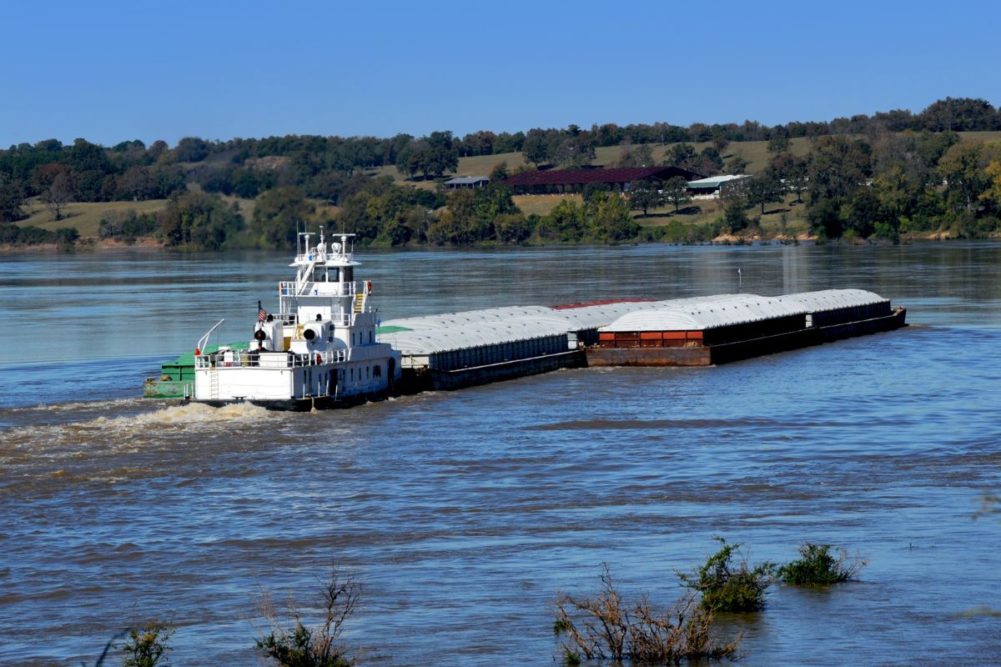 MIssissippi River barge_©BONITA - STOCK.ADOBE.COM_e.jpg