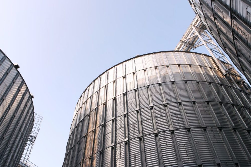 steel grain storage elevator_©DENISPRODUCTION.COM - STOCK.ADOBE.COM_e.jpg